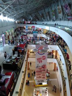 This is what the shopping mall looked like from the inside.