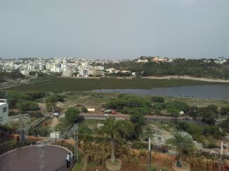 And here we can see the surroundings of the shopping mall.